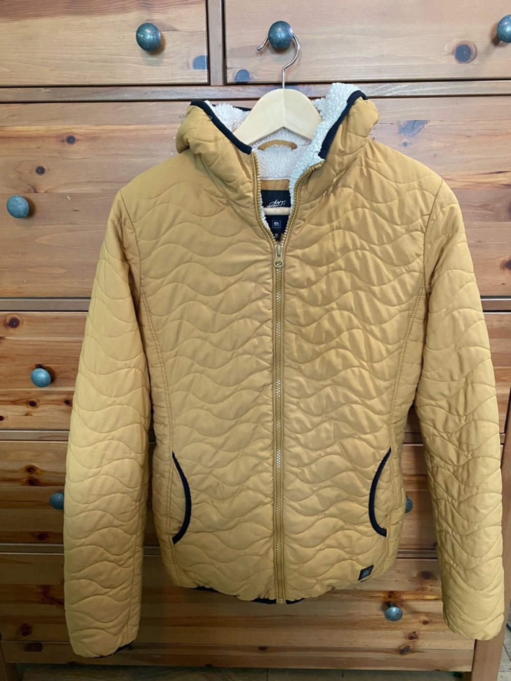 Rip Curl Anti series mustard yellow quilted jacket with sherpa lining.